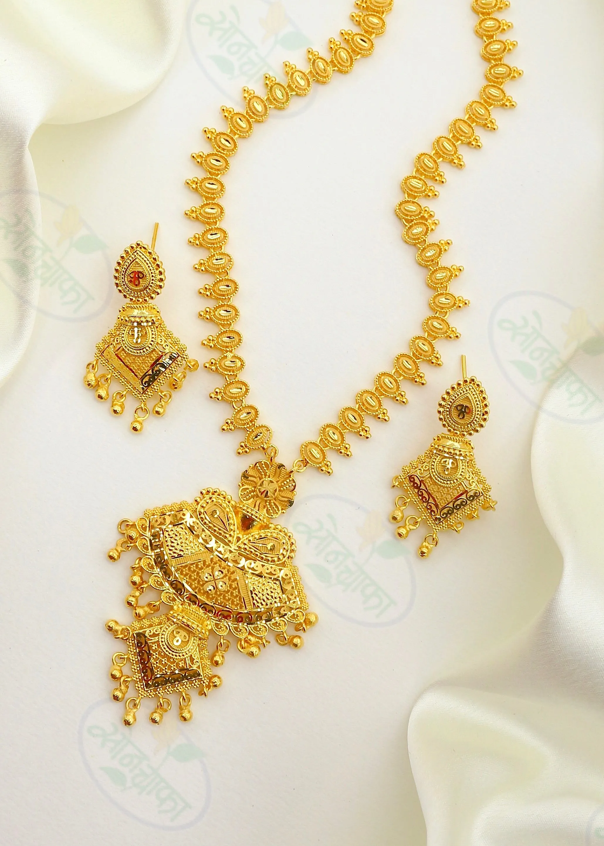 EXQUISITE GOLDEN  NECKLACE