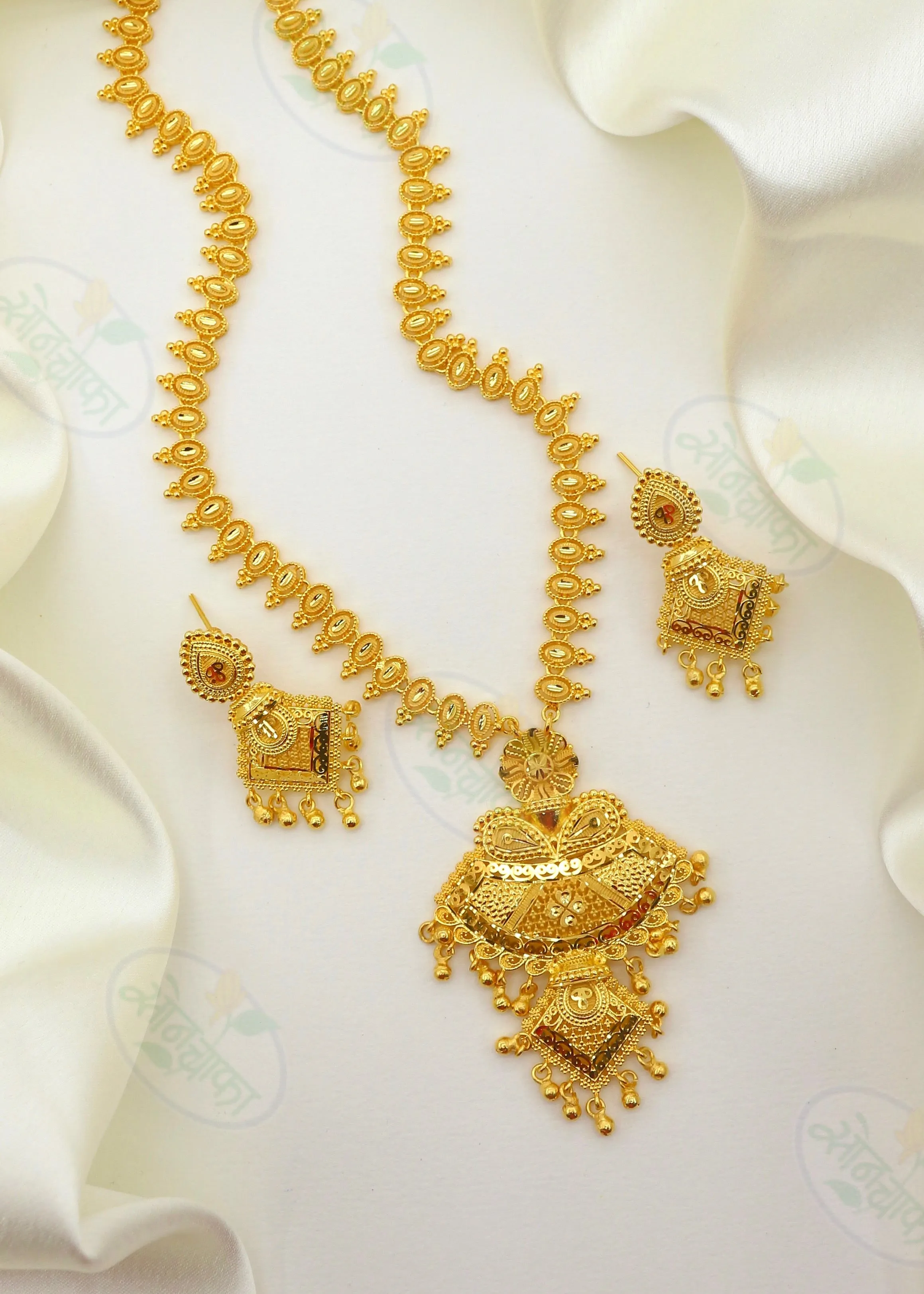 EXQUISITE GOLDEN  NECKLACE