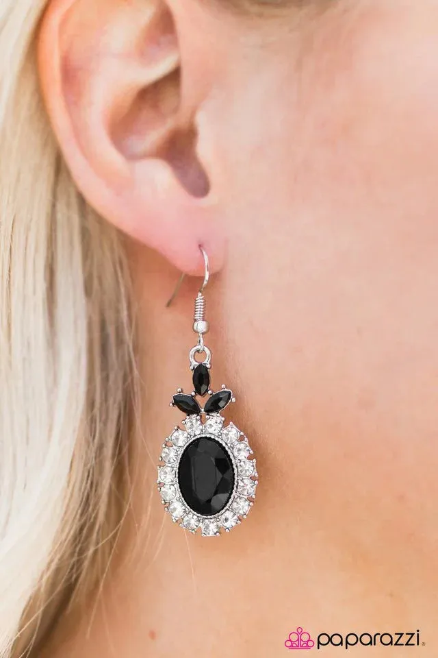 Paparazzi Earring ~ Think Like A Queen - Black