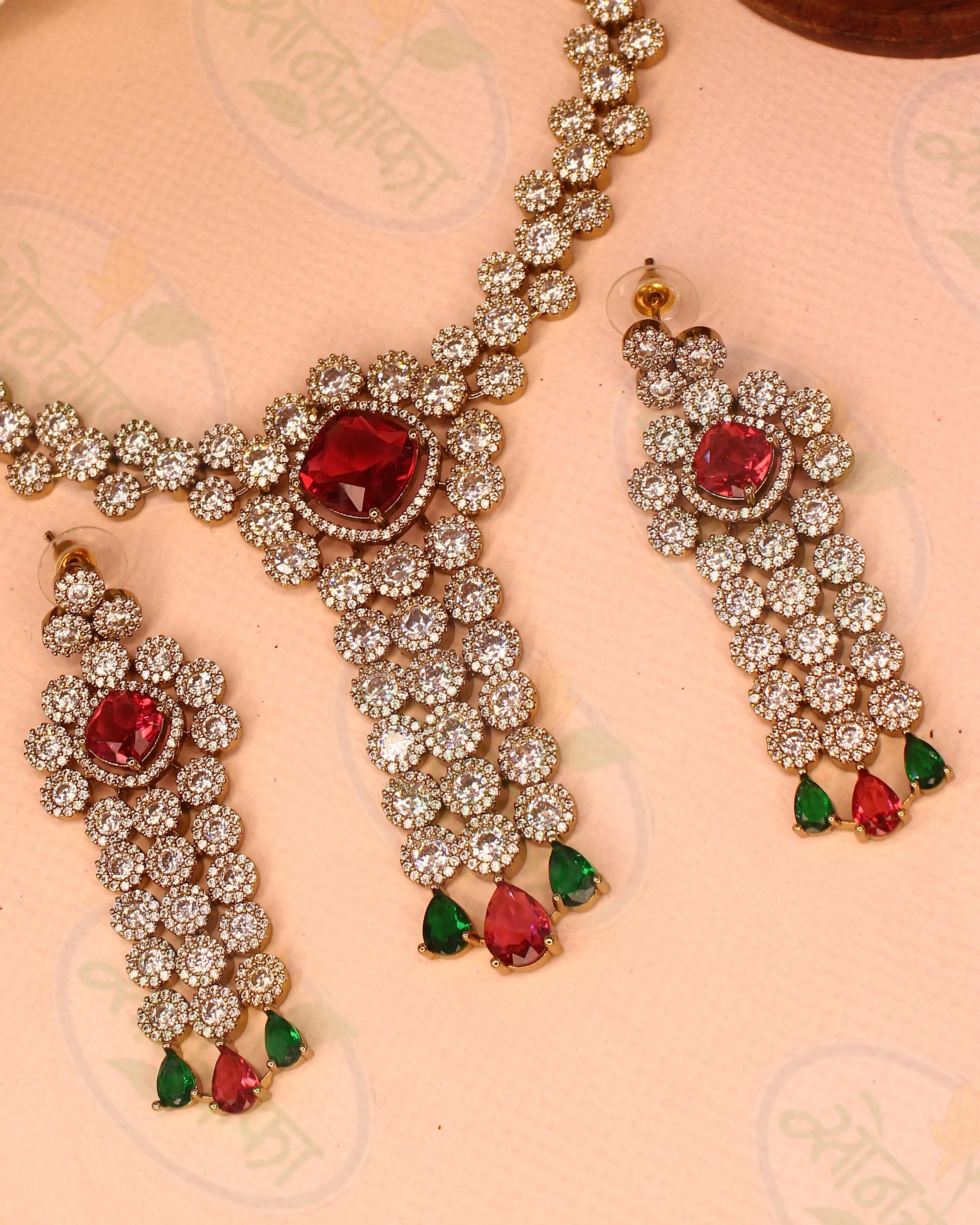 TRADITIONAL EXQUISITE PINK STONE NECKLACE